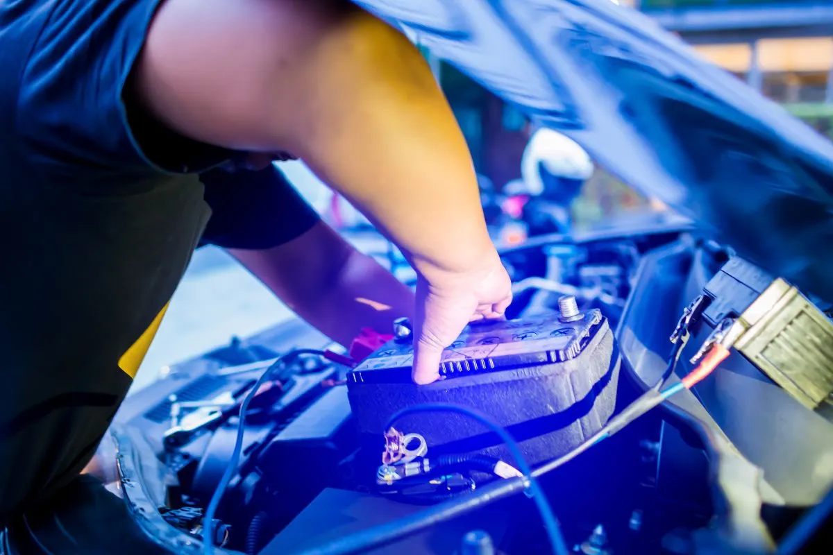 Instalação de bateria automotiva em domicílio pela Luan Baterias